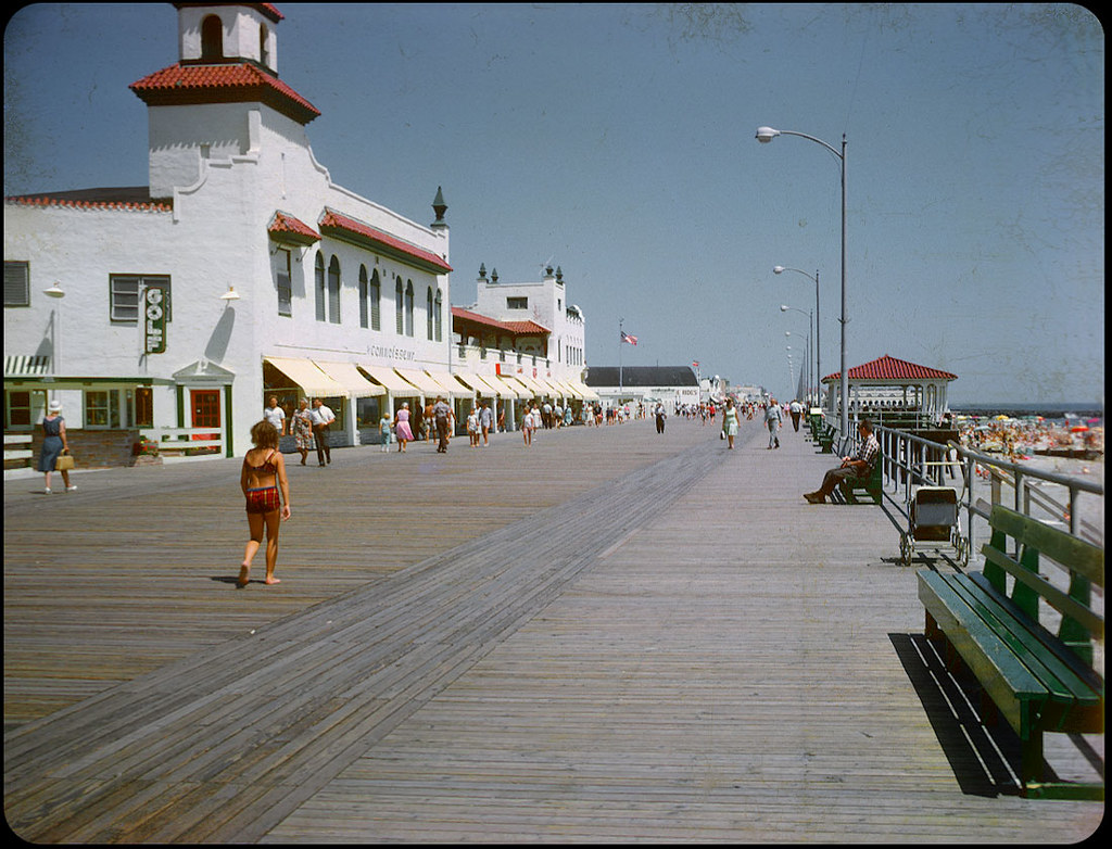 Early 20th century photograph of the New Jersey boardwalk crowded with tourists